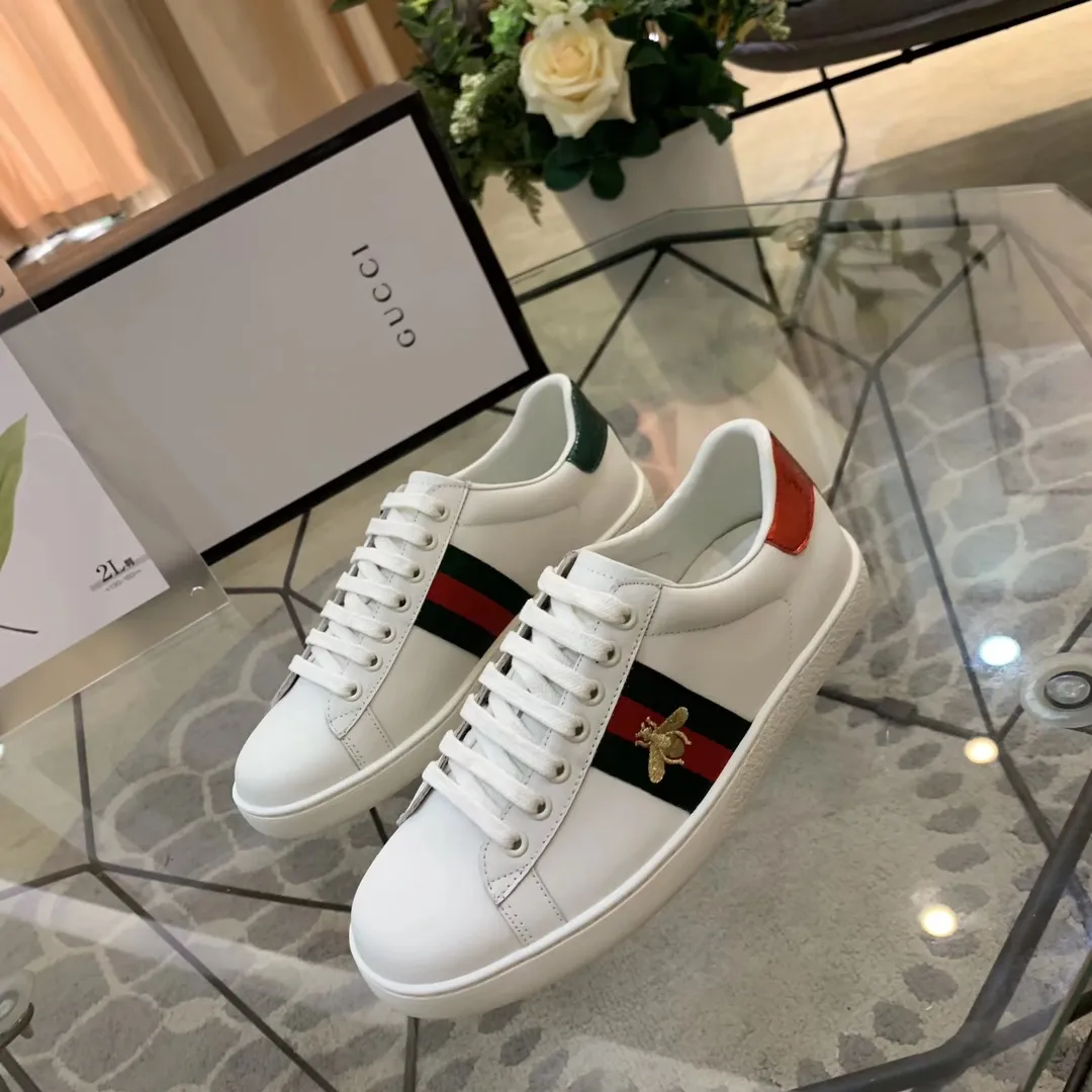 👟👟Ex-factory price 400👟👟Men's size +10 The new little bee GUCCI trendy model, launched at the counter👍top quality, wonderful presentation! Based on the basic model, the electric embroidered bee🐝 original 1:1 molded rubber outsole, flat bottom casual, and easy to match. The upper foot is super comfortable, the material is imported first-layer silk cowhide🐂. off white. Lining/foot padding sheepskin🐑. Code number: 34 to 44 with receipts, cards, tags and bags.